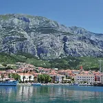 Lovely Apartment In Makarska With Kitchen