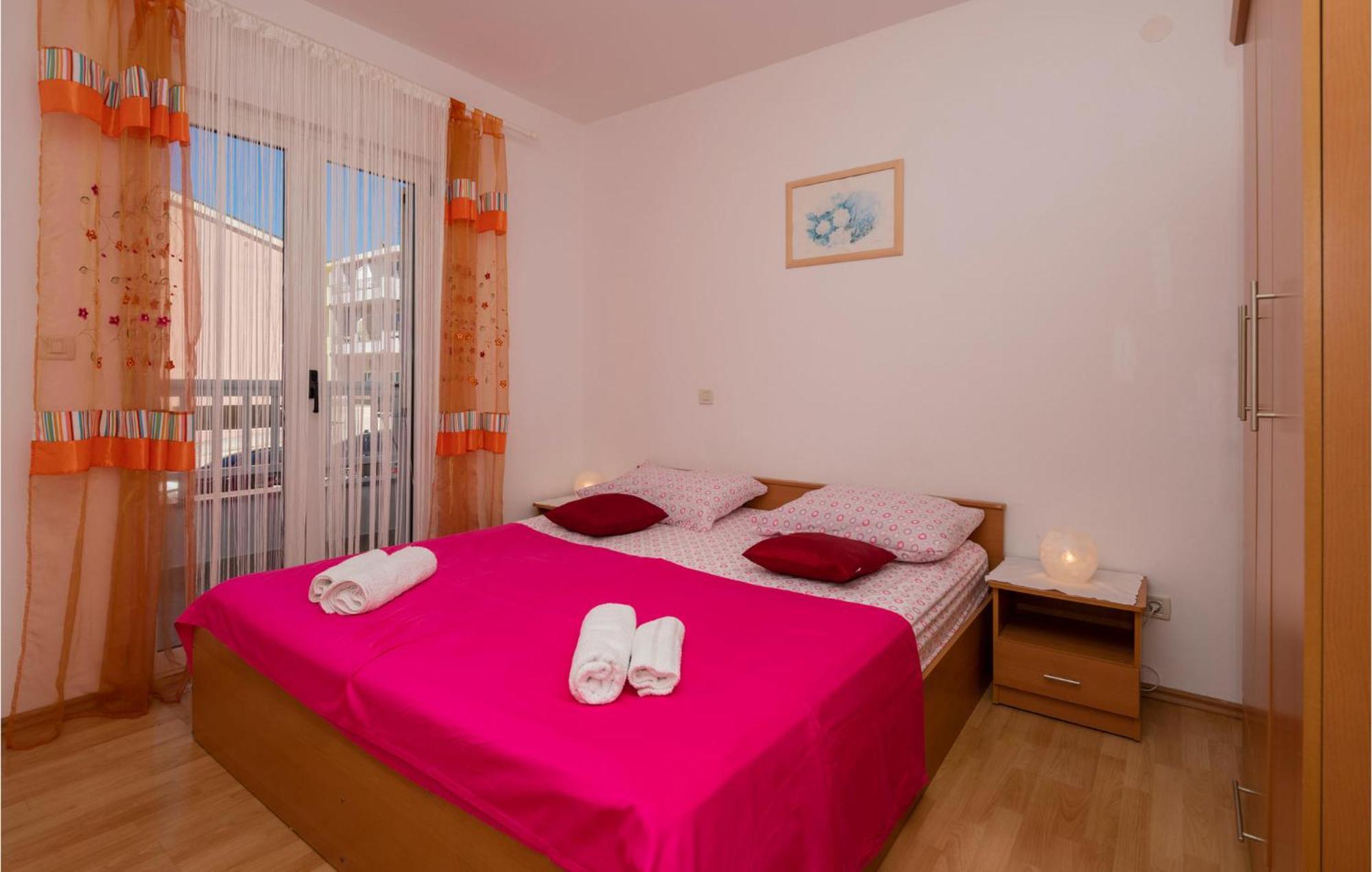 Apartman Lovely In With Kitchen